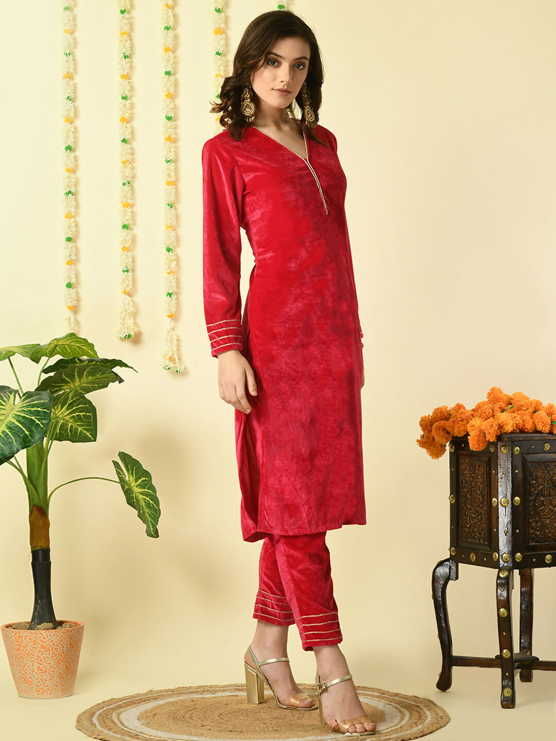 Myshka Women's Pink Velvet Kurta With Trousers Party Sets