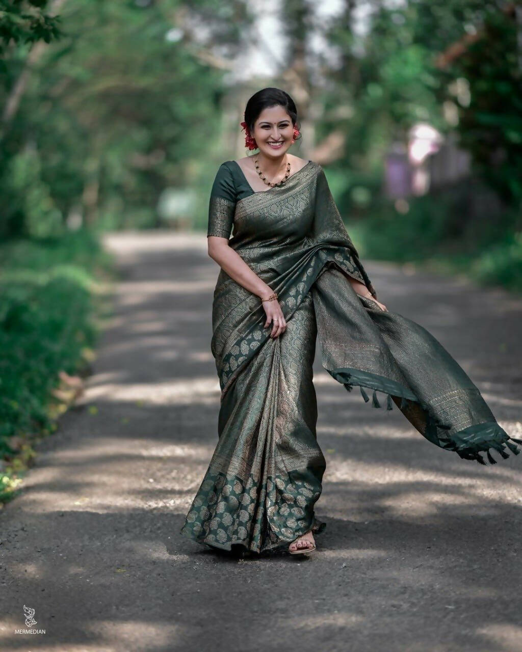 DEIANA'S Beautiful Designer Golden zari Soft Lichi Silk Saree - Green