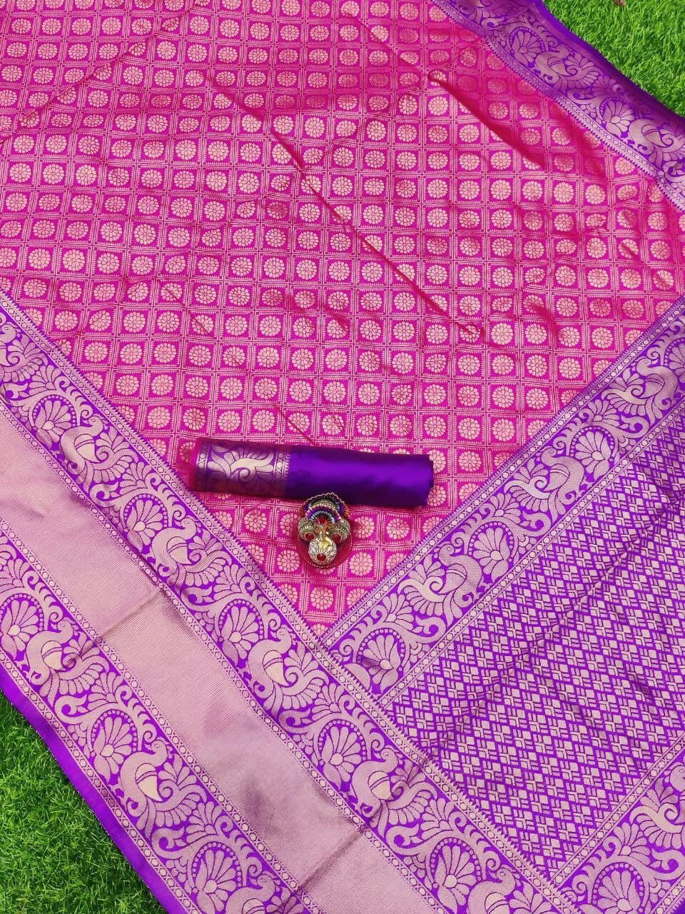DEIANA'S Beautiful Designer Golden zari Soft Lichi Silk Saree - Pink