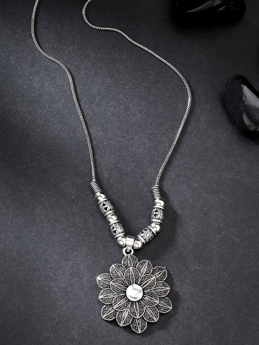 NVR Women's Silver-Toned Decent Floral Shape Pendant with Chain