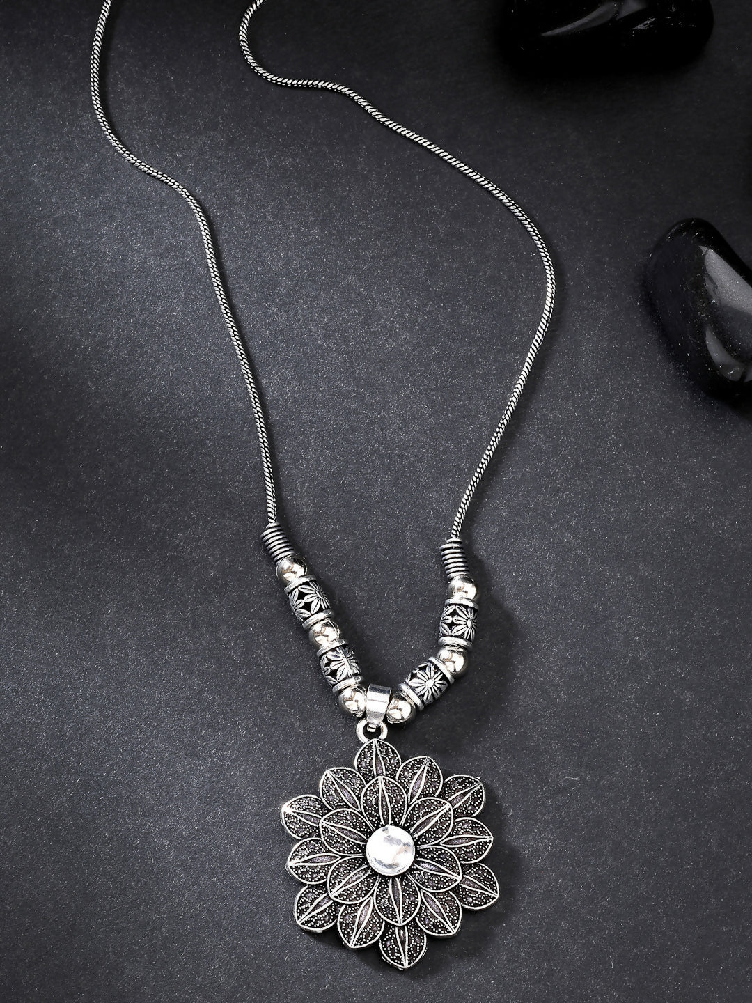 NVR Women's Silver-Toned Decent Floral Shape Pendant with Chain