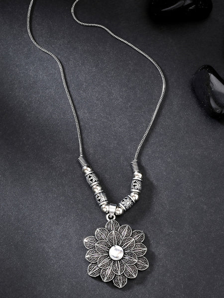 NVR Women's Silver-Toned Decent Floral Shape Pendant with Chain