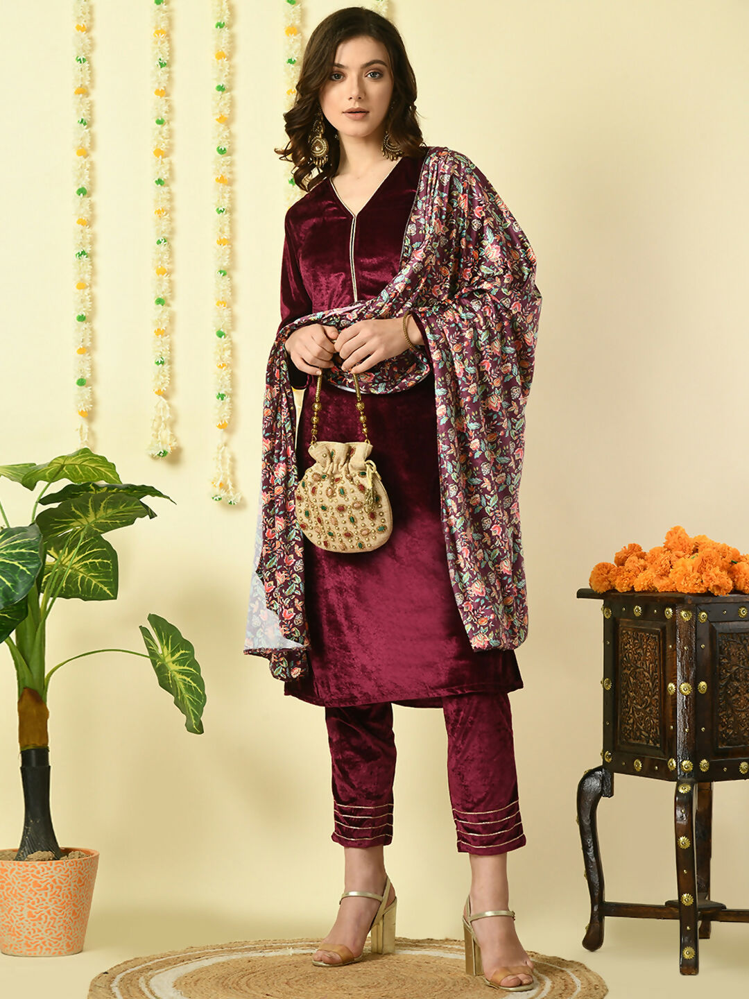 Myshka Women's Magenta Velvet Kurta & Trousers With Dupatta Party Sets