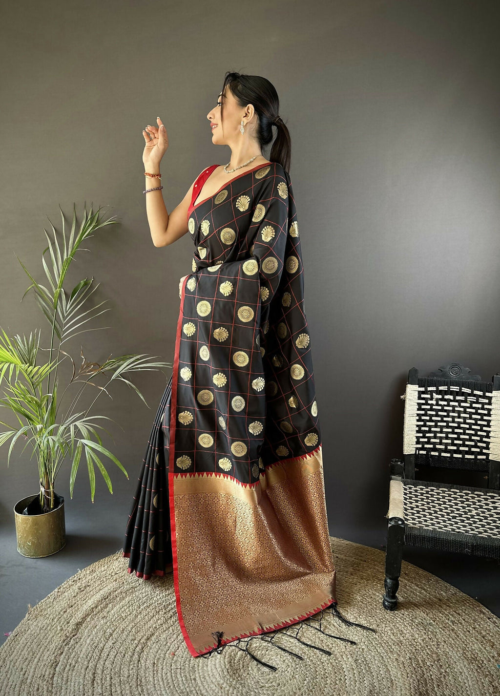 Joban Fashion Black Checked & Circular Motifs Soft Silk Banarasi Saree - Distacart